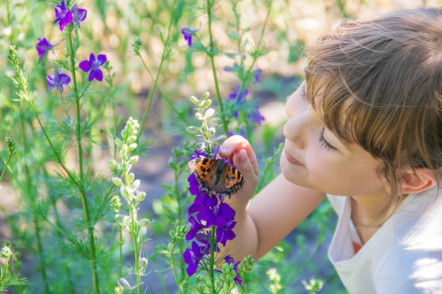 Kind met een vlinder. Idee leuconoe. Selectieve aandacht.