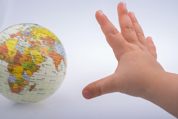 Foto kind met een wereldbol in zijn hand