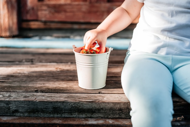 Kind met eten. gezond eten aardbei.