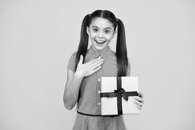 Kind met geschenk huidige doos op geïsoleerde achtergrond Presenteert voor verjaardag Valentijnsdag Nieuwjaar of Kerstmis Gelukkig tiener positieve en lachende emoties van tiener meisje