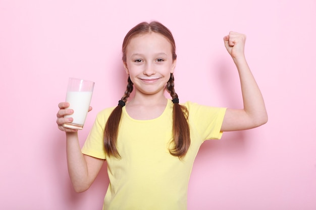 Kind met glas melk op een gekleurde achtergrond