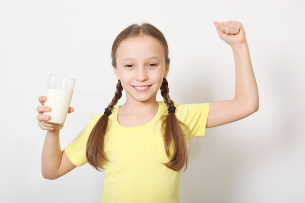 Kind met glas melk op een gekleurde achtergrond