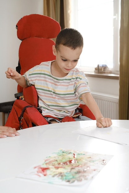 Kind met hersenverlamming schilderen geestelijke lichamelijke stoornissen kunstzinnige therapie