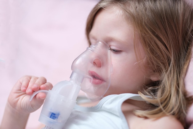 Kind met inhalatormasker ademhalingsproblemen met astma