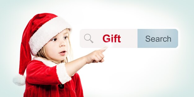 Kind met kerstmuts op zoek naar een cadeau ing Gifts Christmas Child