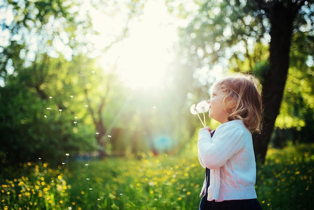 Kind met paardebloem