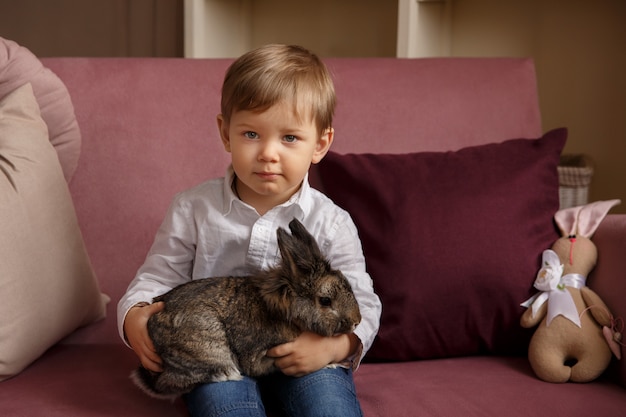 Kind met paashaas of konijn op Paasdag