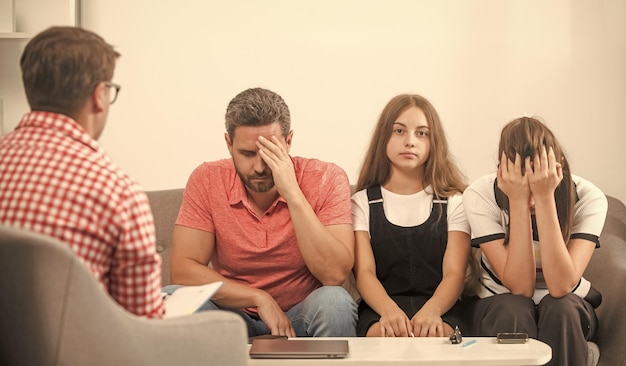 Kind met papa die bij psycholoog zit om probleempsychologie op te lossen