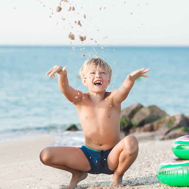 kind met plezier op het strand