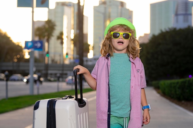 Kind met reiskoffer Kind en bagage voor vakantie kindreis Kleine toerist met reistas Kindreiziger en bagage Kind met bagagetassen die op vakantie gaan