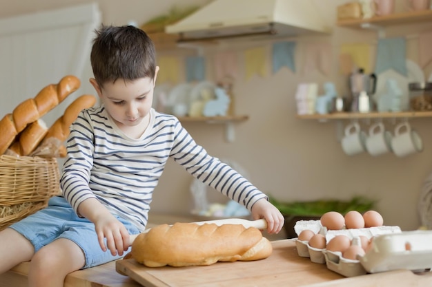 Kind met stokbrood op keuken