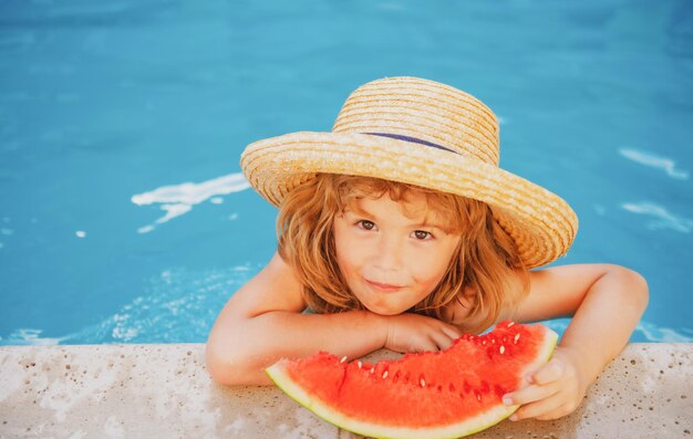 Kind met watermeloen in zwembad kinderen eten zomerfruit buitenshuis gezonde kinderen