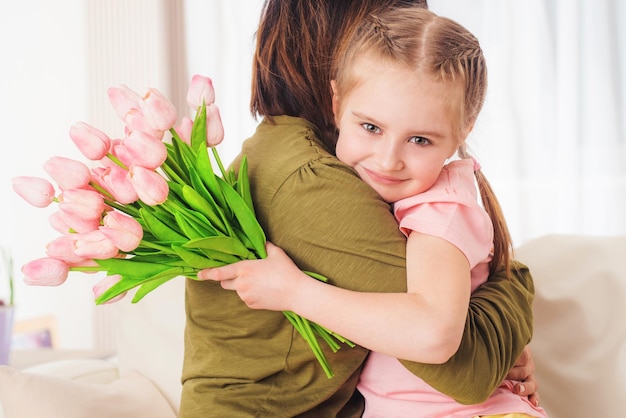 Kind omhelst moeder met bloemen