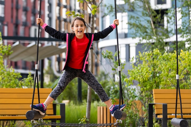 Kind op apenstaven. Kid op schoolplein. Meisje opknoping op sportschool activiteitencentrum van voorschoolse speelplaats. Gezonde buitenactiviteit voor kinderen. Sporten voor jonge kinderen.