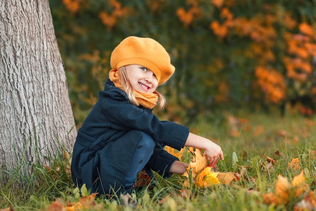 Kind op de achtergrond van het herfstpark