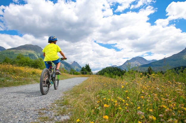 Kind op een fiets in een natuur weg