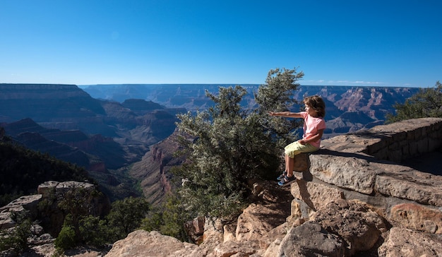 Kind op grand canyon kind geniet van berg in nationaal park schilderachtig uitzicht op grand canyon overzien panor