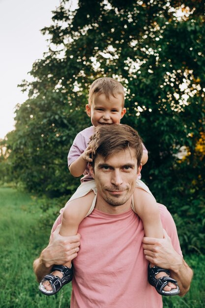 kind op papa's nek voor een wandeling