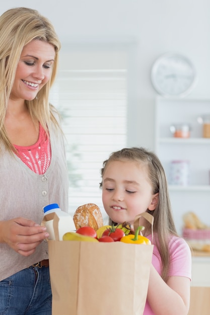 Kind op zoek naar boodschappen tas