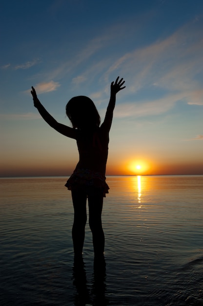 Foto kind op zonsondergangstrand