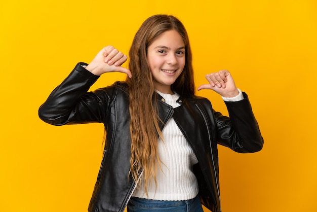 Kind over geïsoleerd geel trots en zelfvoldaan