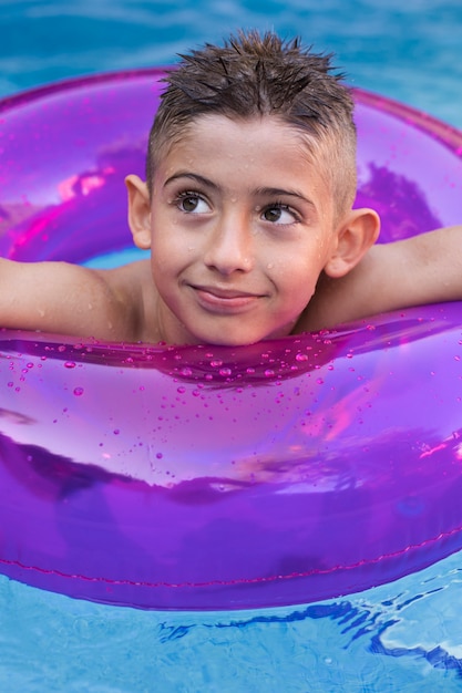 Foto kind plezier met floater bij het zwembad