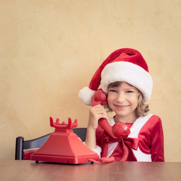 Kind praten via de telefoon. Kerst ondersteuning. Kerst vakantie concept