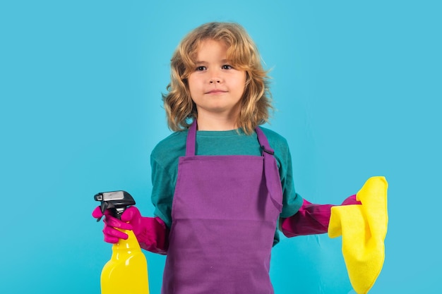 Foto kind reinigt thuis concept kid schoonmaken met dweil om te helpen met huishoudelijk werk kleine schattige jongen vegen en schoonmaken geïsoleerd op studio kleur achtergrond