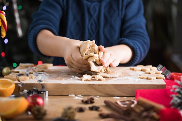 Kind rolt deeg uit voor kerstkoekjes