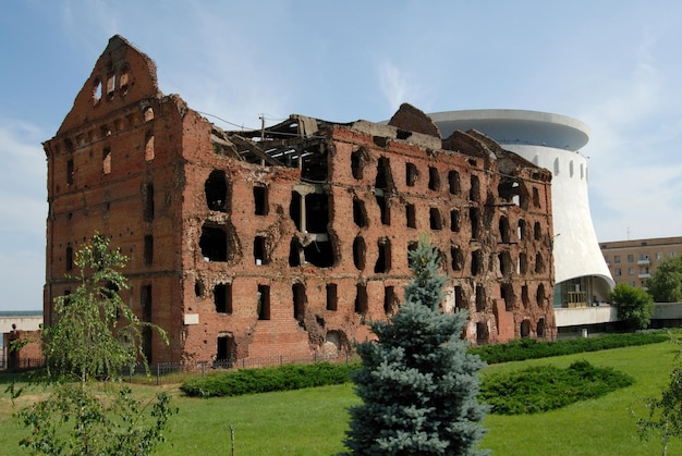 Photo a kind on ruins of a mill