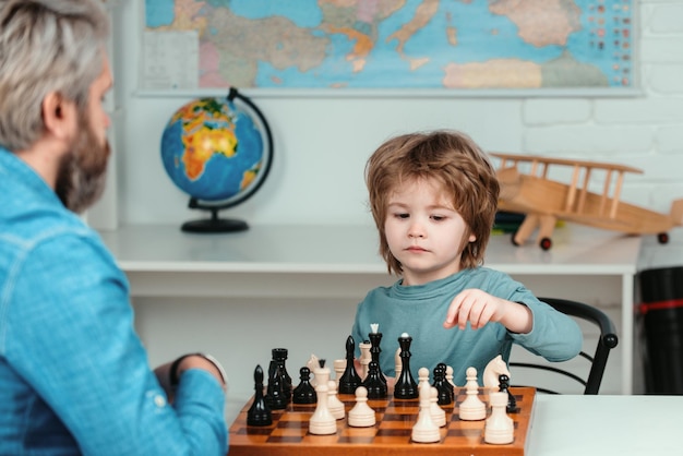 Kind schaakschool kleuter of schooljongen jongen kind schaken thuis spelletjes en activiteiten voor c
