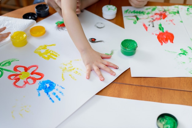 Kind schilderij door zijn handen