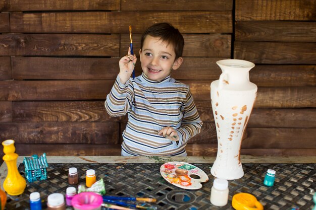 Kind schildert met gekleurde inkt