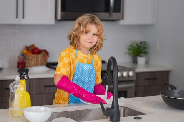 Kind schoonmaak servies gootsteen spons afwas schotel portret van kind schoonmaken in de keuken ch