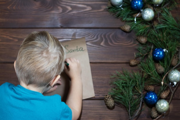 Foto kind schrijft brief aan de kerstman