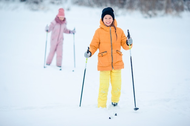 Kind skiën in de bergen. Wintersport voor kinderen.