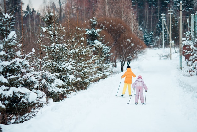 Kind skiën in de bergen. Wintersport voor kinderen.