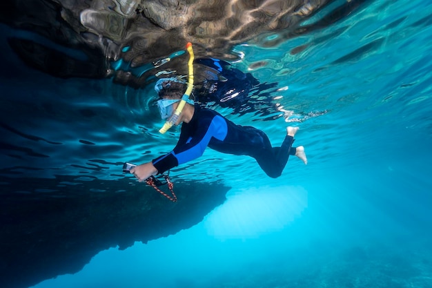 Kind snorkelen met een camera