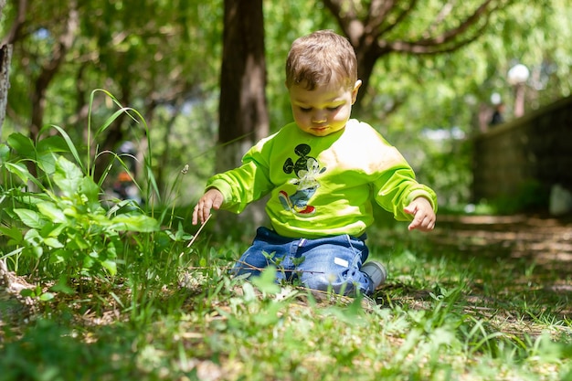 kind speelt in de tuin kind speelt op de speeltuin mooie kleine jongen