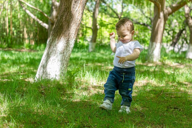 kind speelt in de tuin kind speelt op de speeltuin mooie kleine jongen