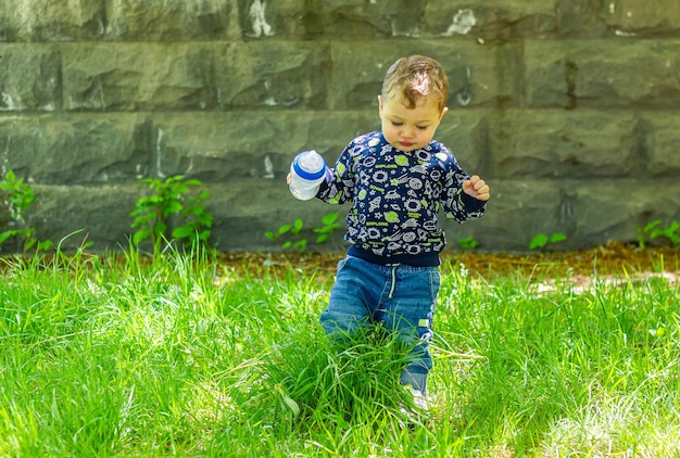 kind speelt in de tuin kind speelt op de speeltuin mooie kleine jongen