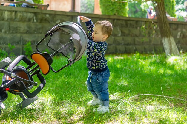 kind speelt in de tuin kind speelt op de speeltuin mooie kleine jongen