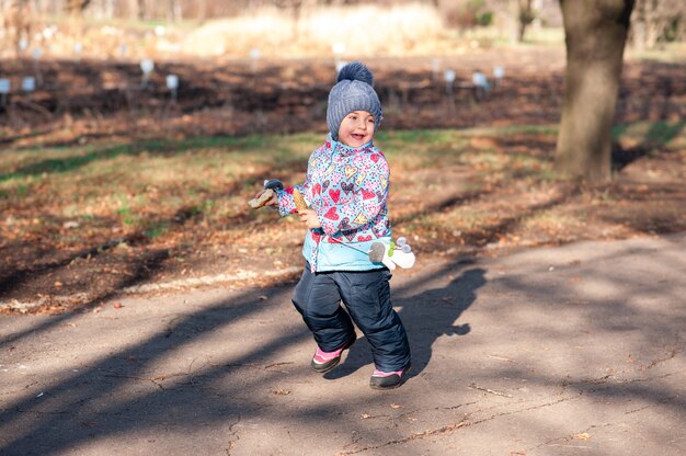 Kind speelt in het park in de herfst