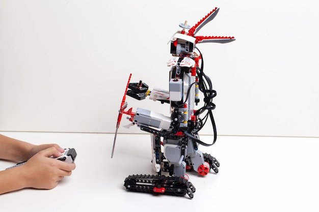 Kind speelt met een speelgoedrobot