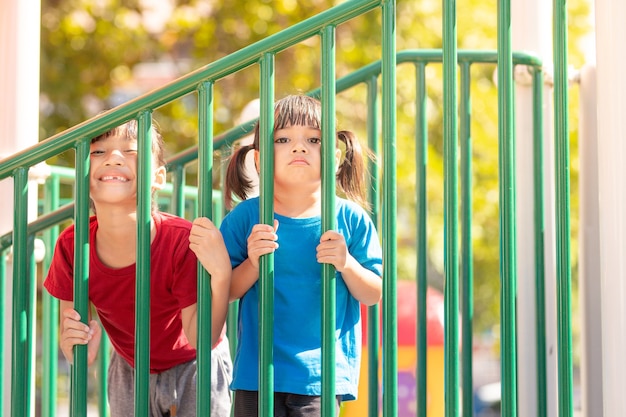 Kind speelt op de buitenspeeltuin kinderen spelen op school