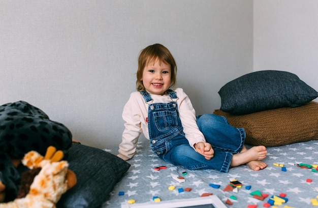 Kind speelt thuis een educatief spel met een veelkleurige magneetpuzzel