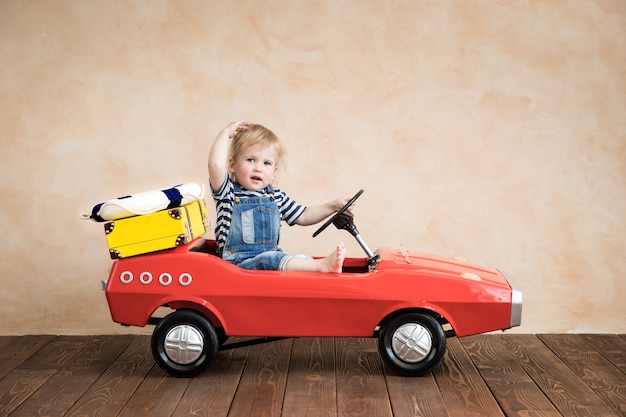 Foto kind speelt thuis zomervakantie en reisconcept