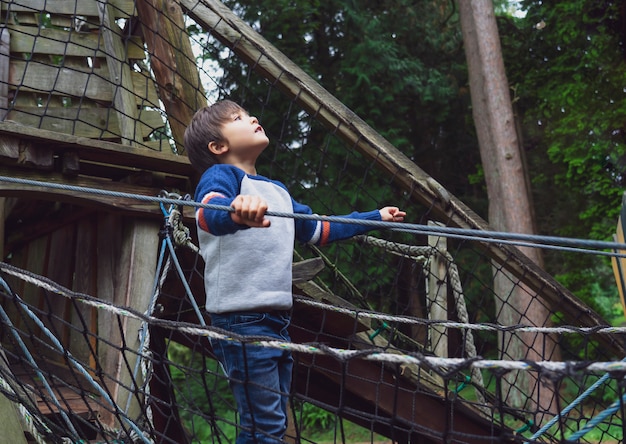 Kind spelen buiten in een avonturenpark