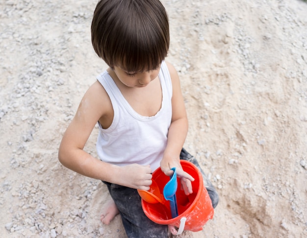 Kind spelen in zand