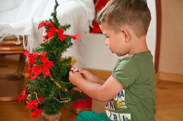 Kind spelen met kerstboom. hoge kwaliteit foto